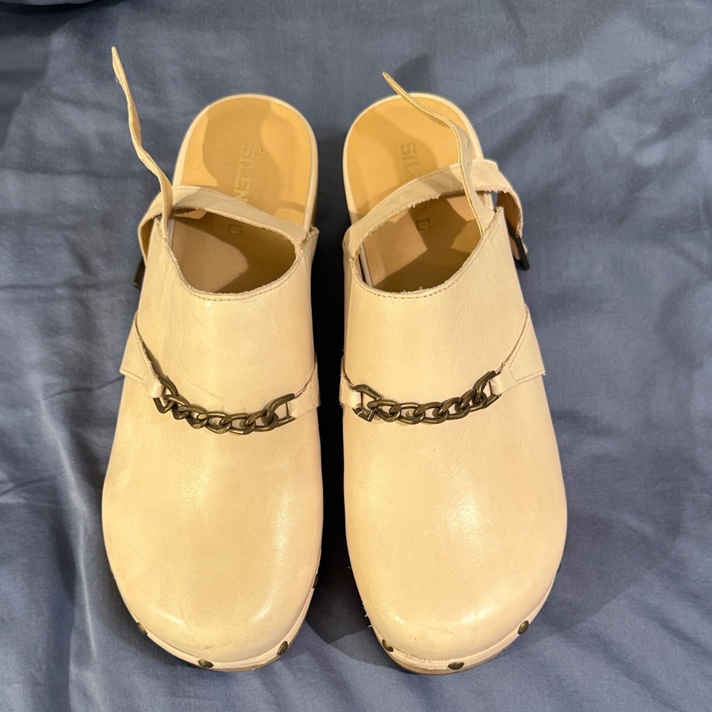 Stylish Cream Clogs with Chain Detail